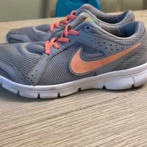 Women’s Nike Flex Experience RN 2 Size 8 Grey/Pink/Green